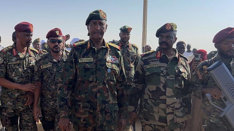 "داعمة للتمرد".. البرهان يرفض أي دور للإمارات في الوساطة بالسودان
