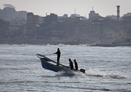 بحرية الاحتلال تهاجم صيادي غزة وتعتقل خمسة وتصادر مركبهم