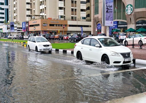 مدارس تربك ذوي طلبة برسائل هطول الأمطار وتعليق الدراسة