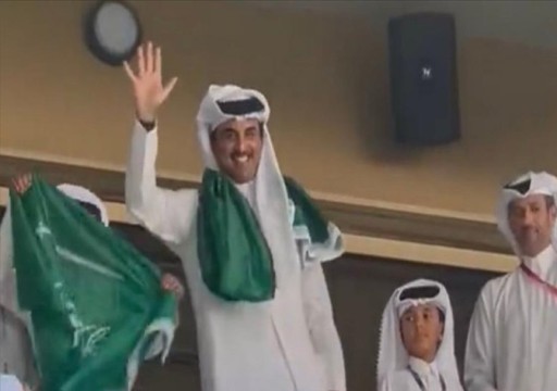 أمير قطر يتوشح علم السعودية في المدرجات لدعم "الأخضر" أمام الأرجنتين
