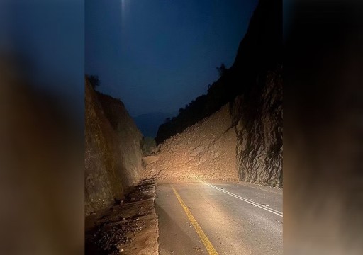 الأمطار الغزيرة تتسبب في انهيار جبل جنوبي السعودية (فيديو)