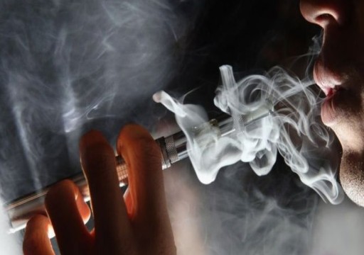 علماء: التدخين الإلكتروني قد يتسبب بموجة جديدة من السرطان