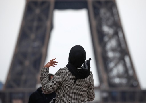القضاء الفرنسي يقر حظر لبس العباءة في المدارس