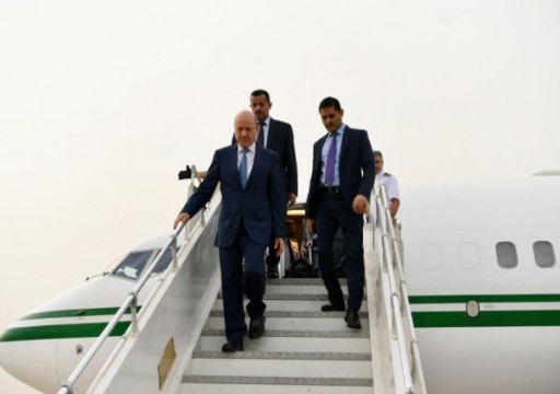 قادماً من أبوظبي.. رئيس مجلس القيادة الرئاسي اليمني يصل الرياض