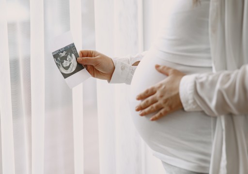 دراسة تحذر من آثار مواد كيميائية خطيرة على الحامل وجنينها