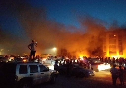 ليبيا.. محتجون غاضبون يقتحمون مقر البرلمان في طبرق للمطالبة بحله