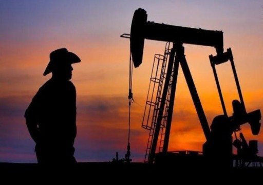 النفط يعاود الصعود بفضل عودة الشهية للمخاطرة وشح إمدادات أوبك
