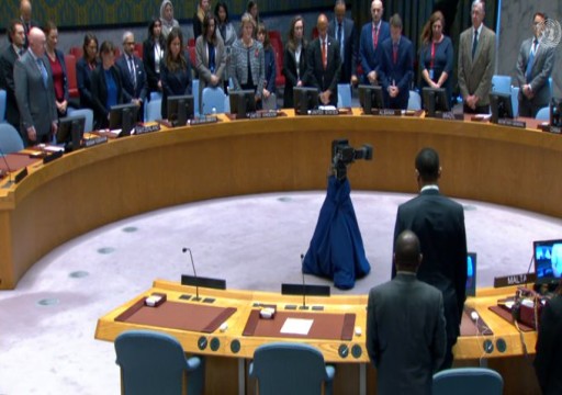 بطلب من أبوظبي.. أعضاء مجلس الأمن يقفون دقيقة صمت على القتلى الإسرائيليين