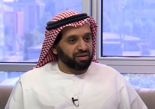 يوظف الآباء كـ"جواسيس على أبنائهم".. إعلامي إماراتي يحذر: مركز التوعية القانونية كارثة جديدة على المجتمع