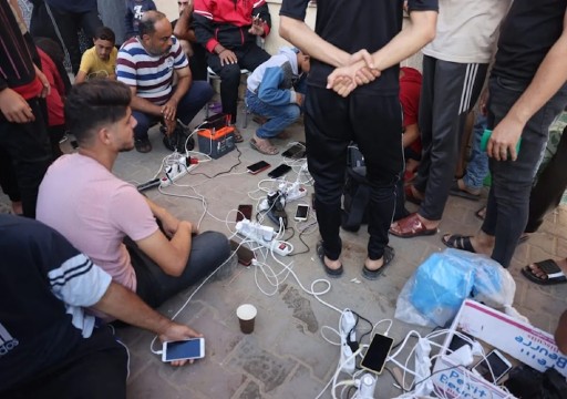 وسط انقطاع الكهرباء.. هكذا يشحن أبناء غزة هواتفهم المحمولة
