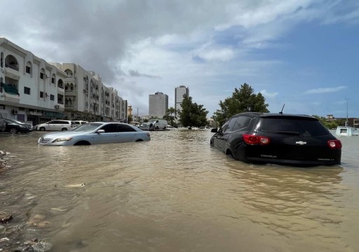 بسبب استمرار الحالة الجوية.. إغلاق الطرق باتجاه الفجيرة أمام حركة السيارات والحافلات