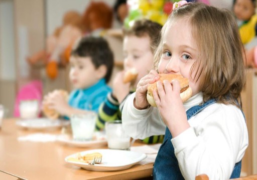 ما علاقة الحرمان من الطعام في الطفولة باكتساب الوزن؟