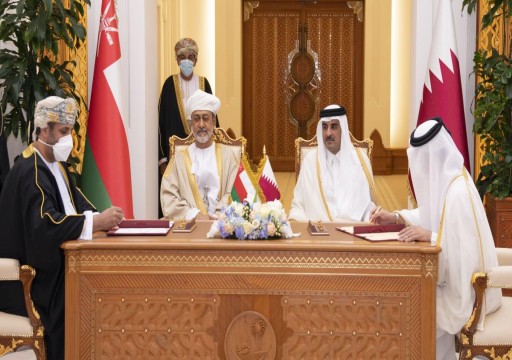 قطر وسلطنة عمان توقعان اتفاقات تعاون اقتصادي وعسكري