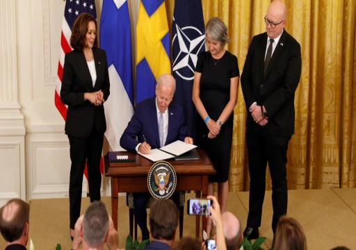 بايدن يوقع بروتوكول انضمام السويد وفنلندا لحلف الناتو