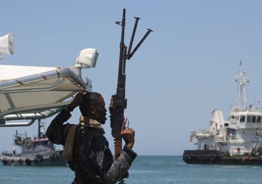 البحرية الهندية "تراقب" سفينة مختطفة بالقرب من سواحل الصومال