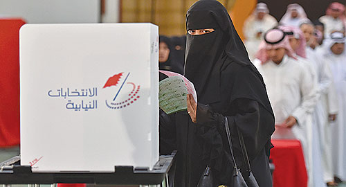 البحرينيون يصوتون في جولة  الإعادة لحسم 34 مقعداً نيابياً