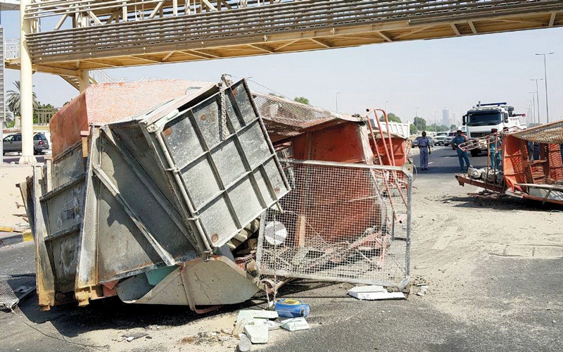 سائق شاحنة يصدم جسر مشاة في عجمان