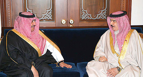العاهل البحريني يبحث مع محمد بن نايف المستجدات الإقليمية والعربية