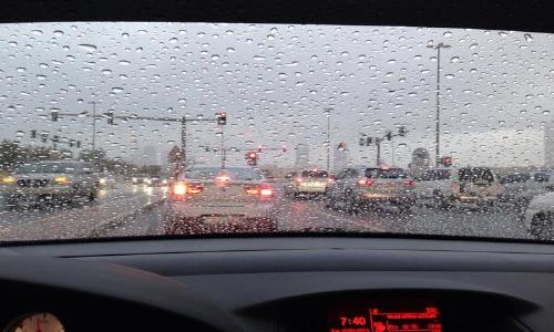 الأمطار تتساقط على العاصمة أبوظبي