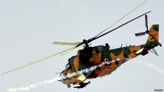 سقوط طائرة مروحية تابعة للنظام السوري ومقاتلو المعارضة يأسرون طاقمها