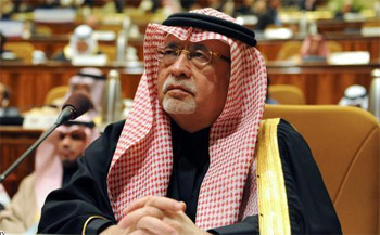 السعودية تضيق ذرعا بـ "تغريدات" وزير الثقافة والاعلام وتعفيه من منصبه