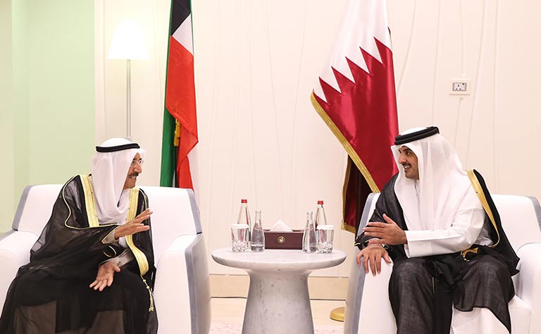 أمير الكويت يسعى لحل الخلاف الخليجي وعودة السفراء