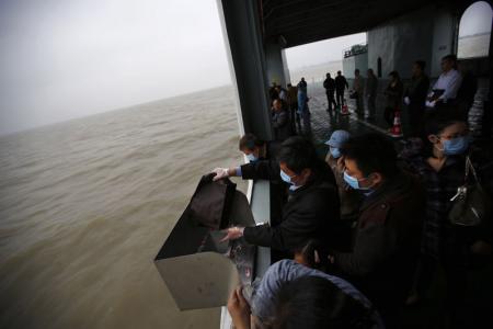 الصينيون يدفنون موتاهم في البحر بسبب ندرة الأرض