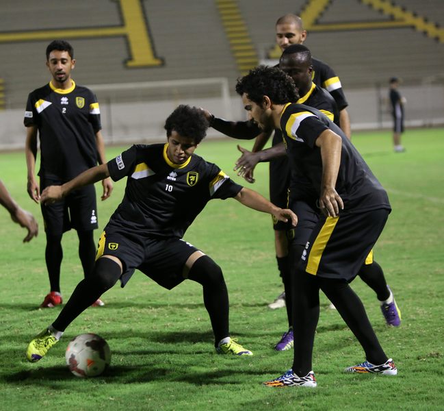 لاعبو الاتحاد السعودي يصابون بحالات تسمم تربكهم قبل مواجهة نجران