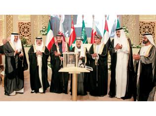 قادة دول الخليج يكرمون أمير الكويت