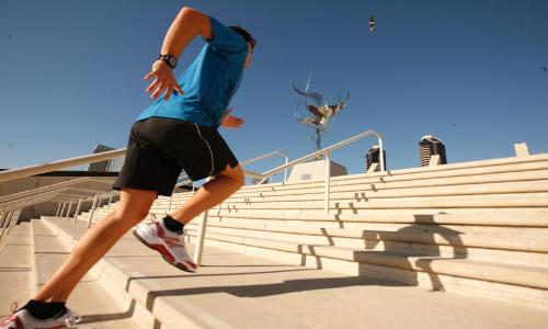 صعود الدرج يغنيك عن صالات اللياقة البدنية