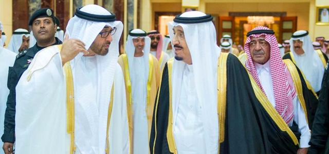 العاهل السعودي يلتقي محمد بن زايد وعدداً من المسؤولين الخليجيين