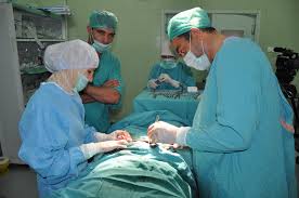 إجراء عملية جراحية لطفلة في رحم والدتها بباريس