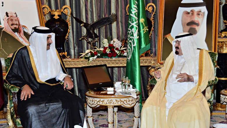 "رويترز": أمير قطر أبلغ العاهل السعودي بجهود بذلها لحل الخلاف الخليجي