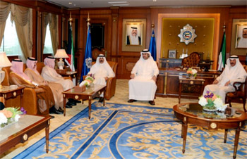 وزير الداخلية الكويتي يلتقي نائب رئيس جهاز الاستخبارات السعودي